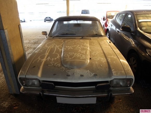 Harry-Styles-Vintage-Ford-Capri-Car-Garage-Very-Dusty-Flat-Tires-London-England-01282014-02-580x435