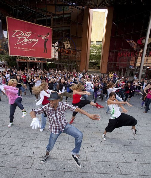 Флеш танцует. City Dance.