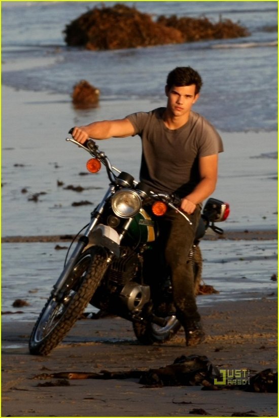 http://www.starslife.ru/images/content_images/tejlor_lautner_dlya_rolling_stone_d726ffa2.jpg