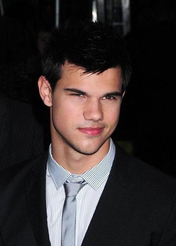 http://www.starslife.ru/images/main_post_images/taylor_lautner_3b9f6da1.jpg